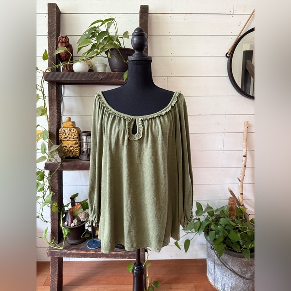 Max Studio: Olive Green BoHo Blouse with Keyhole Neckline and Ruffle Trim - Picture 4 of 16